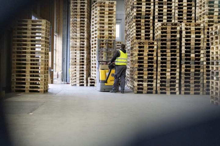 Robuste et polyvalente, cette palette CP3 de 1140 x 1140 x 138 mm est conçue pour le transport et le stockage de charges lourdes ou volumineuses.