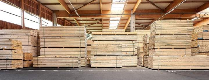 Solide et durable, cette palette CP4 neuve de 1300 x 1100 mm est conçue pour le transport et le stockage de charges lourdes ou volumineuses.