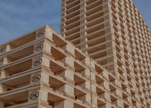 Pratique et robuste, cette palette Europe EPAL 120 x 80 cm d’occasion (2ᵉ choix) est idéale pour le transport et le stockage de charges variées.