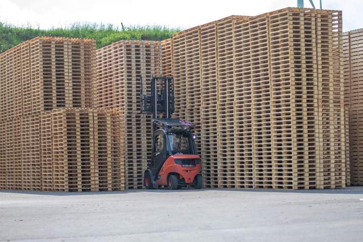 Ultra-compacte et pratique, cette 1/4 palette de 600 x 400 x 107 mm est idéale pour le stockage et le transport de petites charges ou d’articles légers.